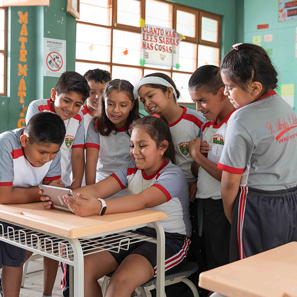 Premio a Fundación Telefónica por su apoyo a la educación en Perú